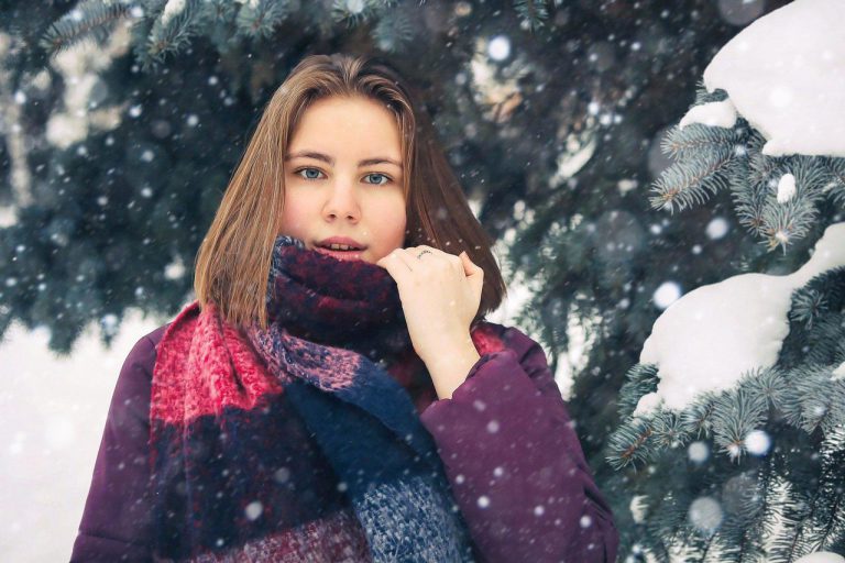 Masywny szal w zimowych stylizacjach