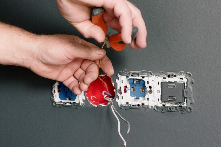 Komu powierzyć zakładanie instalacji elektrycznej?