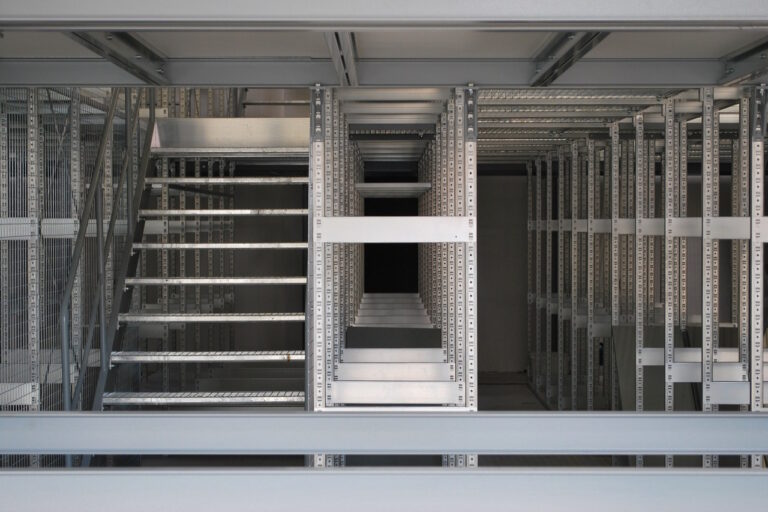 Czym charakteryzują się hale stalowe?