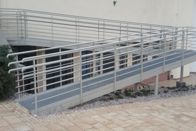 W jakich miejscach używane są podjazdy dla niepełnosprawnych?