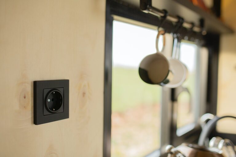 Nagłe spadki mocy elektrycznej w domu – skąd się biorą i jak im zapobiec?