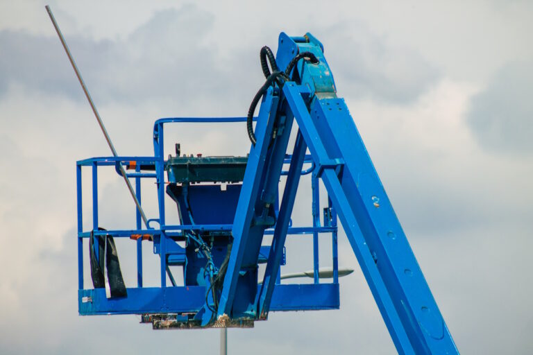 Na czym polega wszechstronność zastosowania elektrycznych podnośników ramienno-teleskopowych?